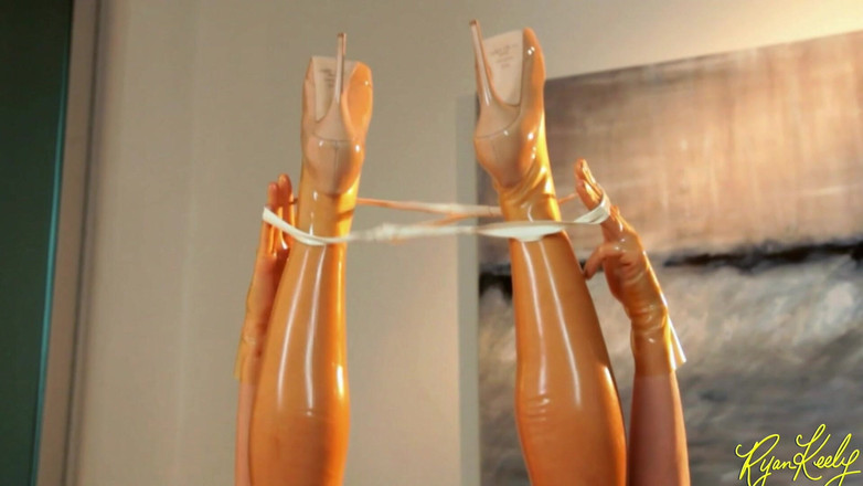 RyanKeely: 乳胶护士用2只手插入她的阴户 - ryan keely