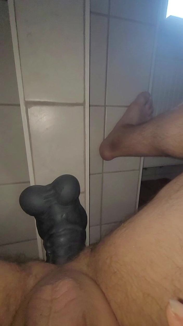 Fuck machine massaker: Büyük bir dildo ile derin bir popo sikişme