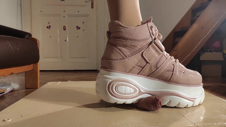 Beth Kinky: Sexy domina, pOV schwanz stampfen &amp; sklavenstrafe in stiefeln teil 1