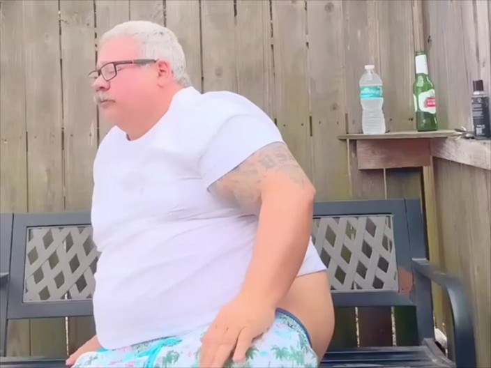Hand-Free-Daddy-Chub: Il Vecchio Marito Grasso Ha Un Bollente Cane Gigante Ed È...
