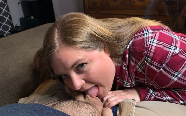 Jamie Aberrante: Une MILF blonde suce une bite sur le canapé et...