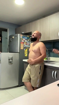 Pacarku pergi dan temannya membuatku sange dan ngentot aku di dapur sampai dia crot di dalam memekku.