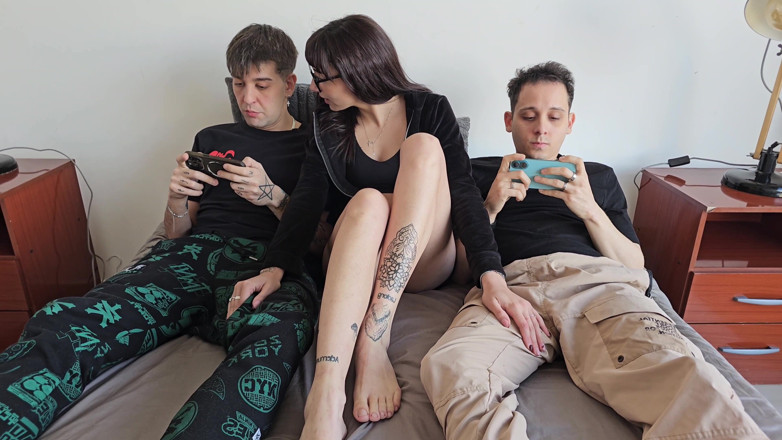 Tatiana Brava: Je distrais mes amis gamers en leur suçant la pour...