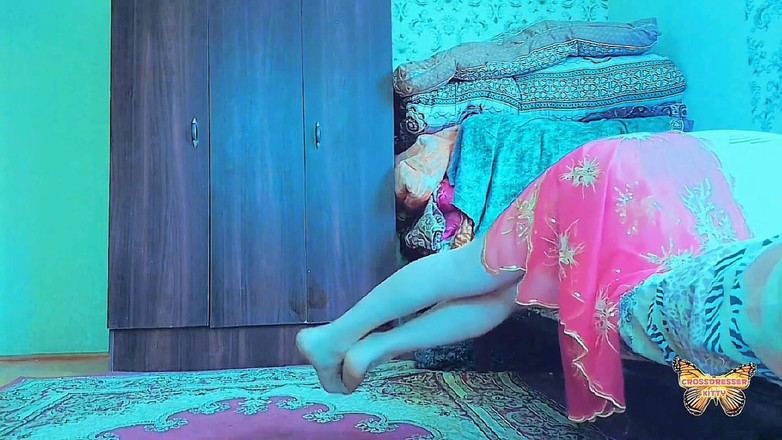 Kitty_Cross: Shemale cantik melaraskan stoking dengan sentangan lembut yang lembut