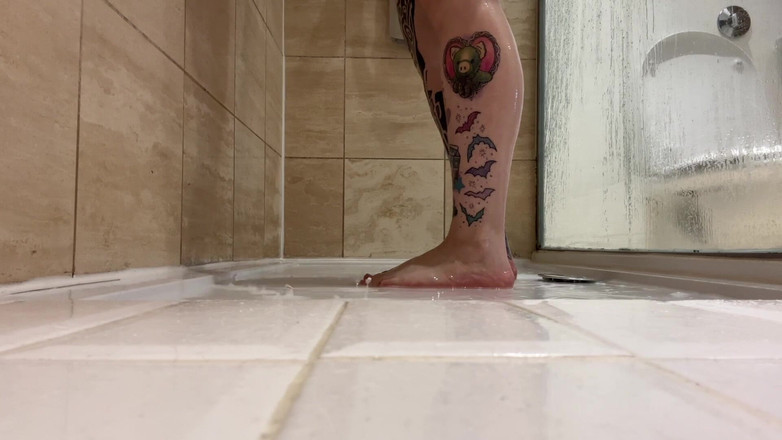 Miss Valentina: Vista dos pés no chuveiro