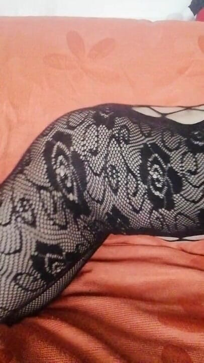 Hot flower: Une MILF sexy se doigte sur un canapé