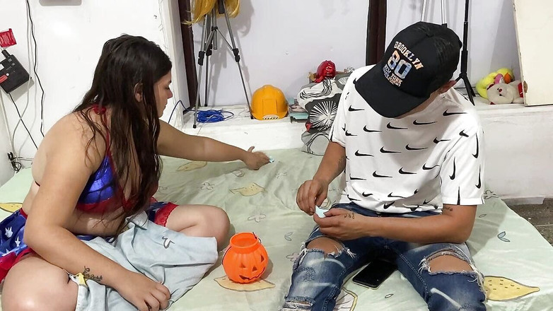 Latin Bang: Semasa kami bermain dengan abang tiri mencium saya dan kami...