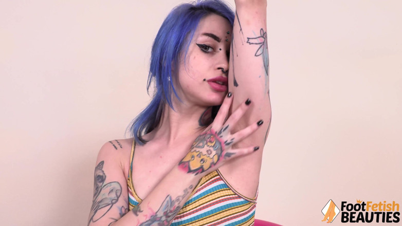 Foot Fetish HD: Blue hair Denise licks her body