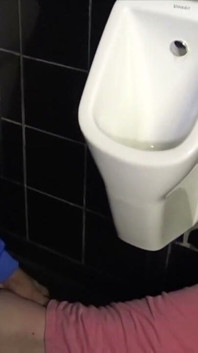Sürtük umumi tuvalette Arap tarafından korunmasız sikiliyor