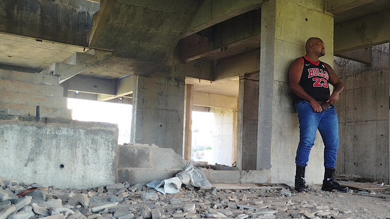 TheBlacKHunterr: Sono andato a fare pipì in cantiere e mi è venuta...