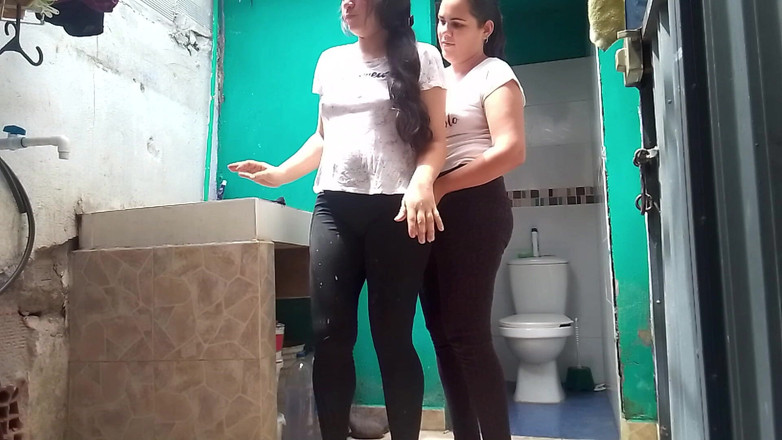 Kanu Eel: Lesbický sex na toaletě v posilovně končí vzájemným orgasmem