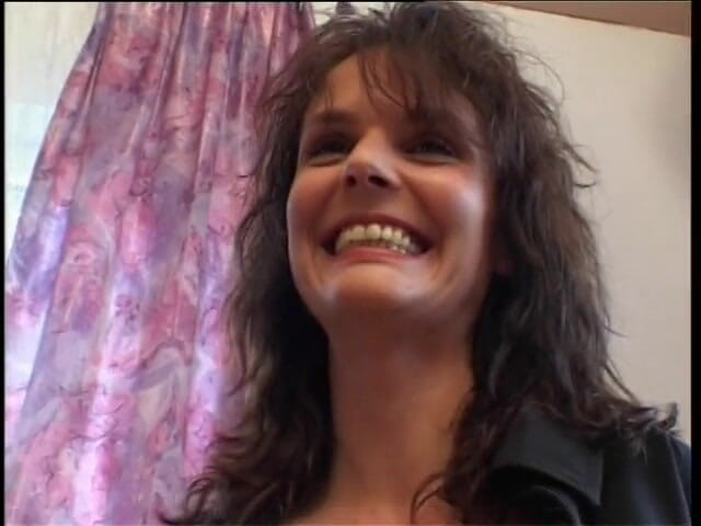 POV Orgasms: Une salope brune au cul rond se fait doigter sa...