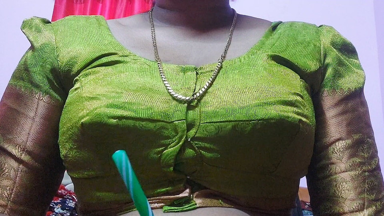 Desi Mohini: Индийский босс позвонил ее секретарю в своей личной комнате