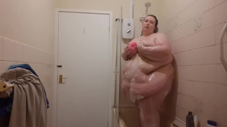 SSBBWLadyBrads: SSBBWshower and belly jiggle playing