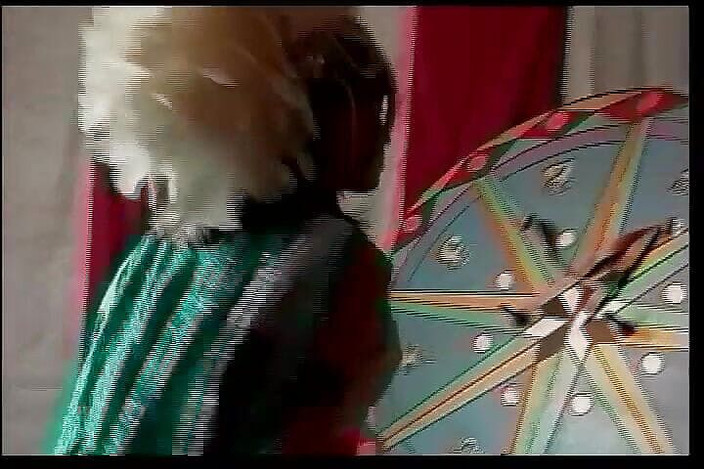 Perv Milfs n Teens: Zirkusclown knallt humorvoll künstler in ihre fotze