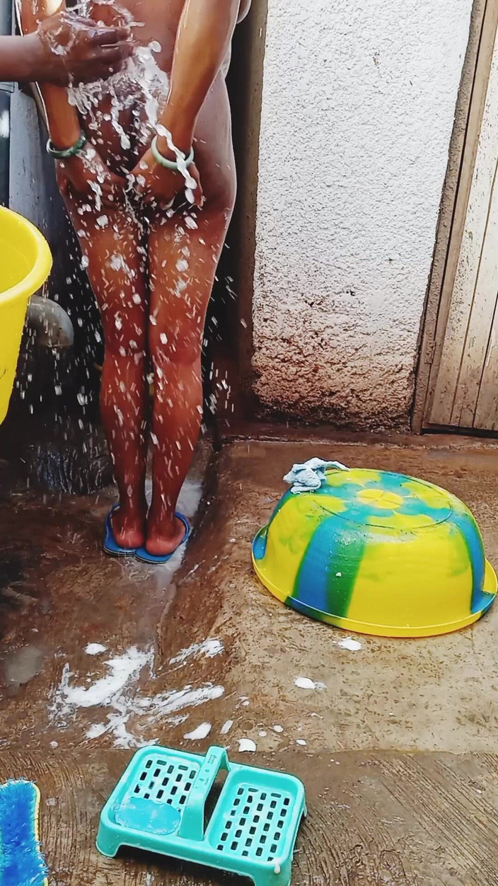 Me and my new slut: Koupání mé těhotné přítelkyně venku, špinavé prostředí vibruje