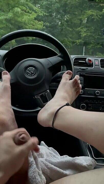 Twinkboy82: Cậu bé người Đức khỏa thân trong bãi đậu xe