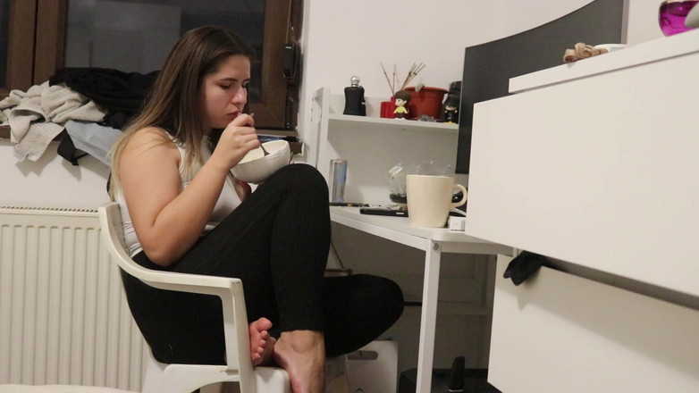 NipsAndStrips: Scoreggia mentre mangia alla mia scrivania