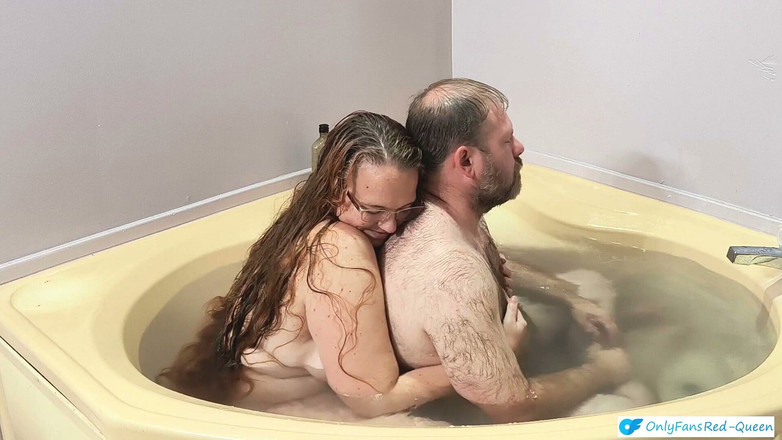 Red Queen: Mandi dan sambil cukur bulu