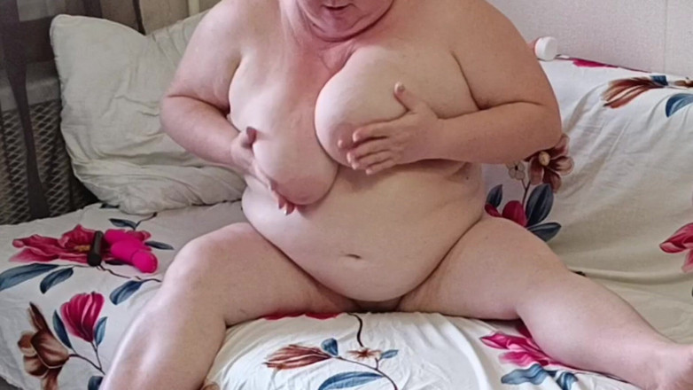 Zona901: La vicina passa del tempo a masturbarsi la figa pelosa...