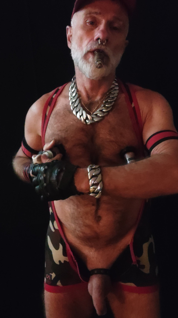 MusclesCigarsFFPig: Muping bradavek při kouření gar