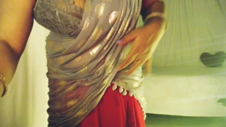 HotGirl21: Une fille sexy ouvre son soutien-gorge à poil et montre ses...