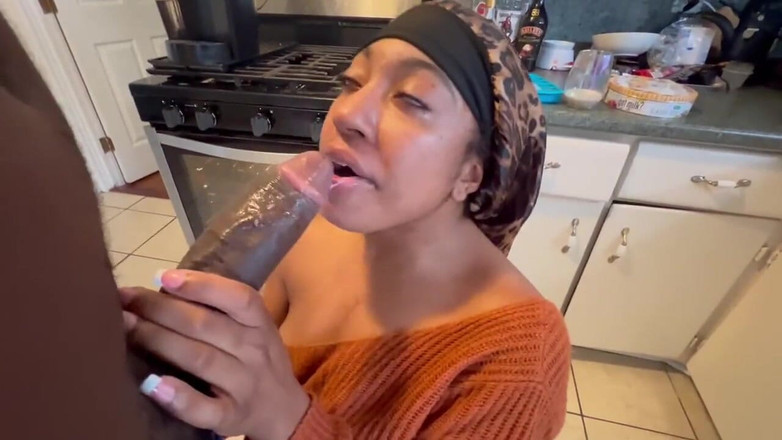 Fijii pornbox: 大黑屌在厨房口交