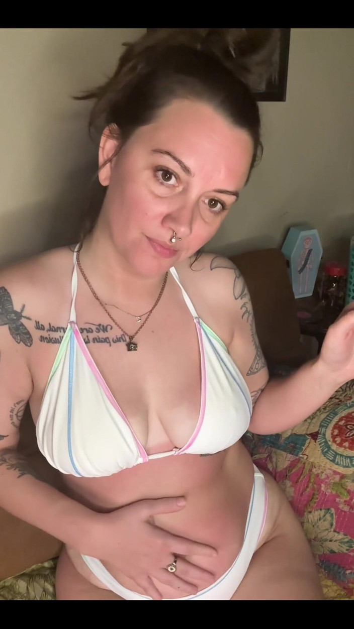 Chery Trees: ビキニ姿で喫煙するチェリーツリー