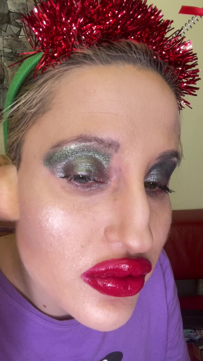 FinDom Goaldigger: 大きな赤い唇のヤリマンに変身