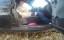 Sweet July: Min fru rycker av min kuk i bilen på parkeringsplatsen