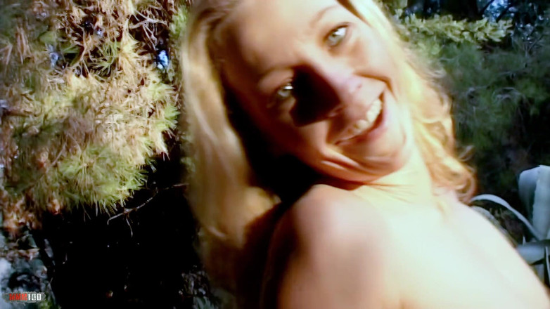 MMM100: Lady-margaux, tolle blonde lady margaux zieht die kleidung im wald...