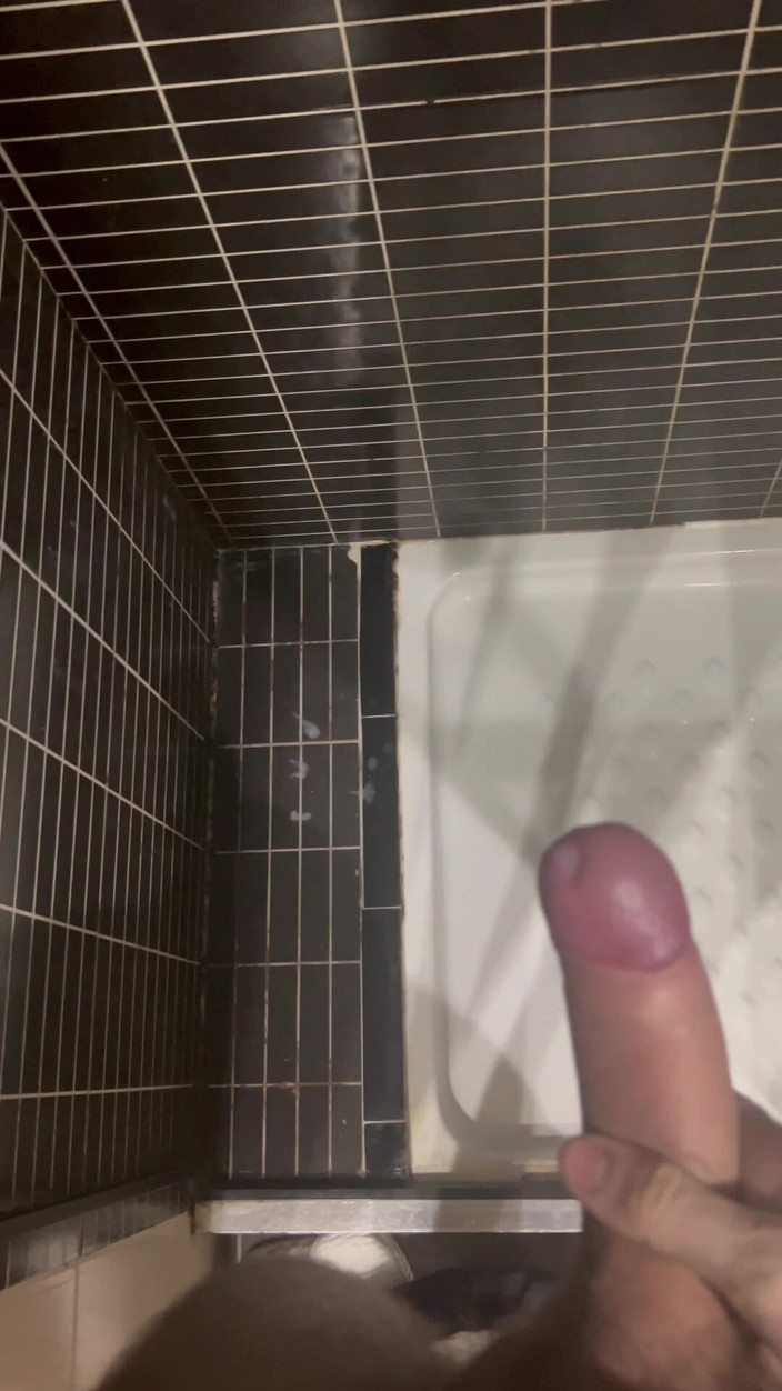 XLNicoo: Bermain Dengan Pantat Saya Berakhir Dengan Cumshot Di Bilik Mandi