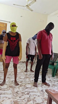 Allenatore di boxe e studente scopano la matrigna e la figliastra