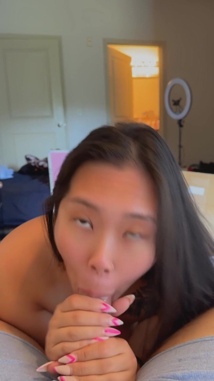 ThiccAsianMimi: Dizlerimin üstüne çöküp iyi Asyalı bir sürtük gibi sakso çekiyor ve ağzına büyük...