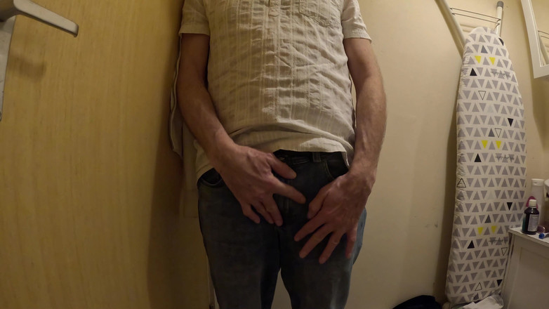 Rockardglans: Grande punheta sem cortes e gozando de perto no banheiro