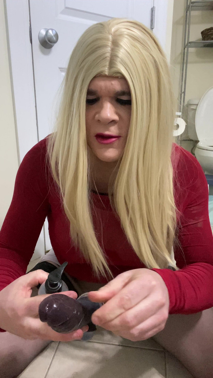 MadisonCD2025: Skutečná část 2 sexy crossdresser s falešnou kundičkou a punčochami ošukaná robertkem