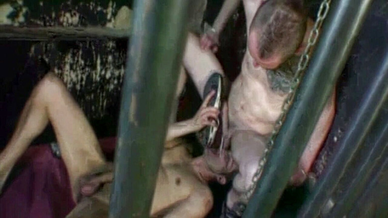 Discret Cruising sex: Penghinaan sneaker dengan badboy di ruang belakang