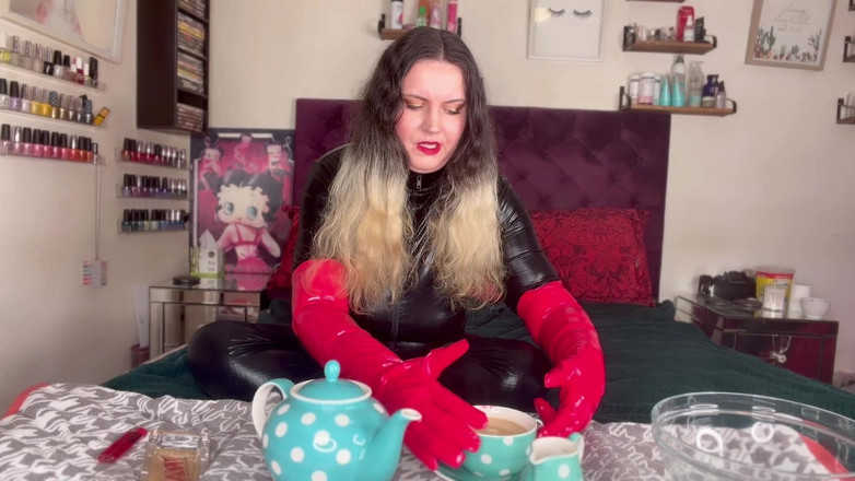 MissFFW: Älskarinna Ffw dricker te tills hon spricker för att pissa