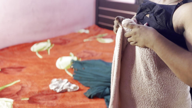 Indian teen girl: Indiana menina trocando de roupa pressionando seus peitos grandes