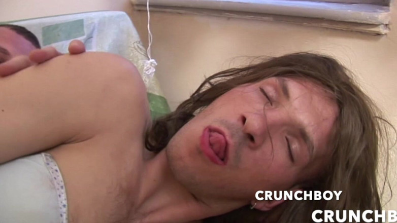 Bareback porn with straight boy: Esta é a primeira vez para este lindo gêmeo ser chupado...