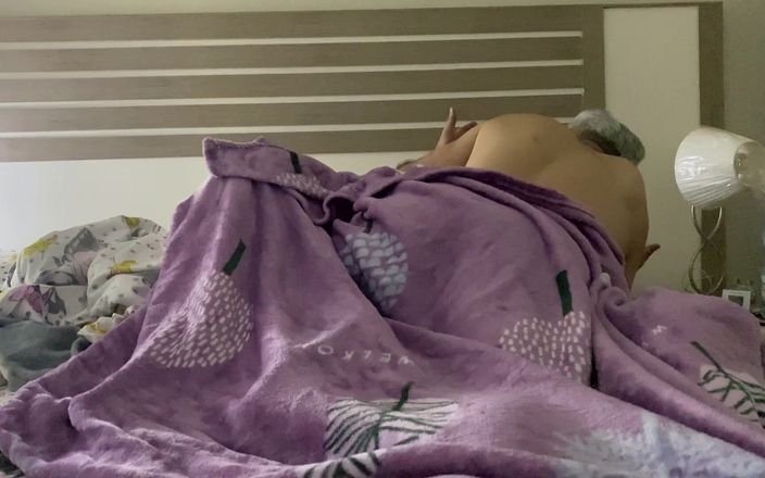 Jollyfuckingoldman: Parte 1 indiano padrasto compartilhando cama com enteada russa