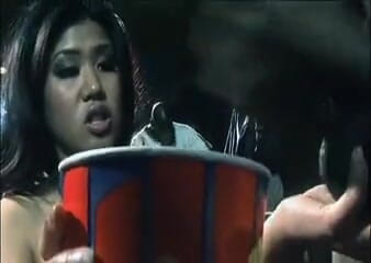 Outdoor pervs: Asiatică curvă suge și fute două pule negre în timpul unui film