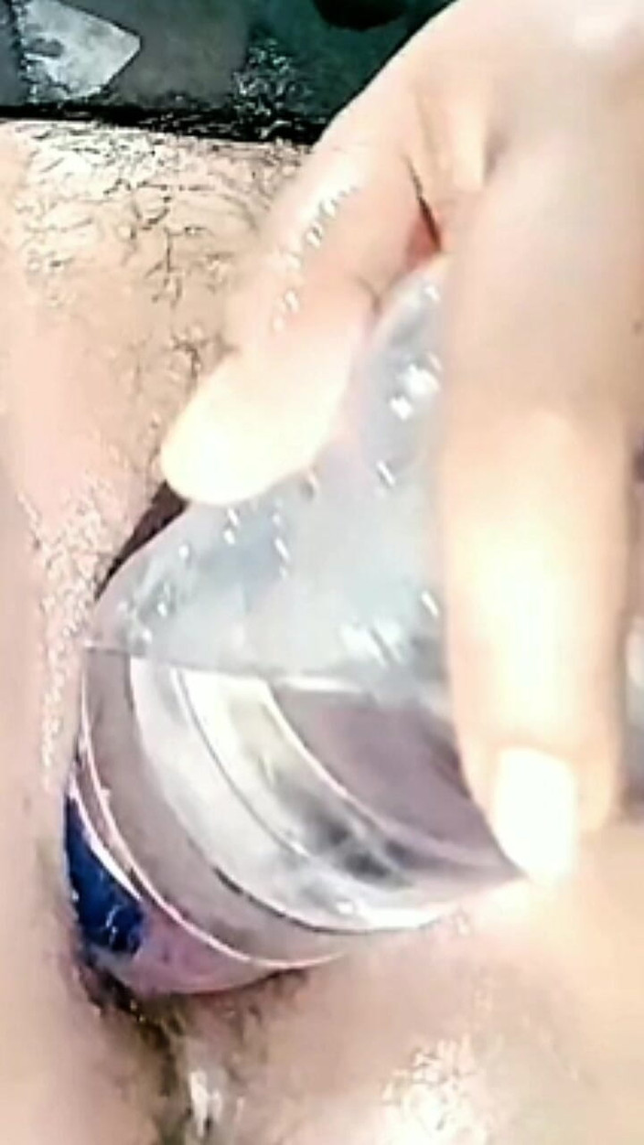 Novita_gemoy: 用瓶子玩弄阴户