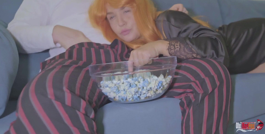 OlxRedFox: Мачуха починає смоктати мій член під час перегляду фільму і сидіти на ньому, я трахаюся і кінчаю в її пизду