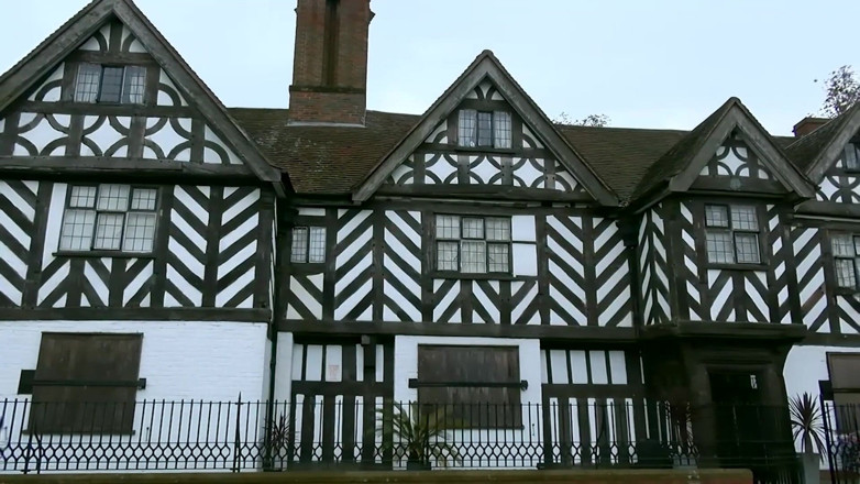 DaringPureXXX: The Tudor Lounge - a MILF's Playground