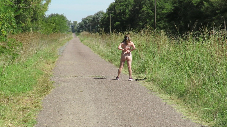 Milfcamsex: Patricia se svléká pod letním sluncem