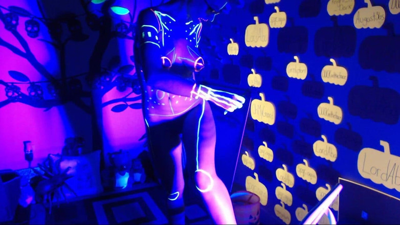 Lacey Bloom: Pertunjukan live black light body paint 4256