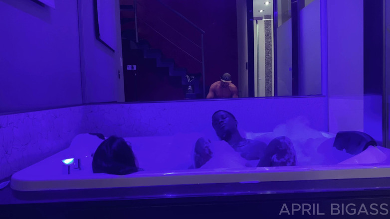 April BigAss: BBCの恋人が私の口を犯し、私は寝取られた夫の前で精液を飲み込みます!!