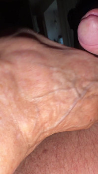 Stiefmoeder Ann laat hem klaarkomen op haar sexy voeten