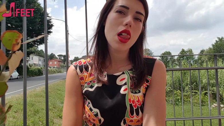 Smokin Fetish: La mora petra fuma le sue ciggaretes all'aperto